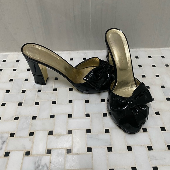 VALENTINO patent bow slides with gold sole and duster bag. - Picture 1 of 15